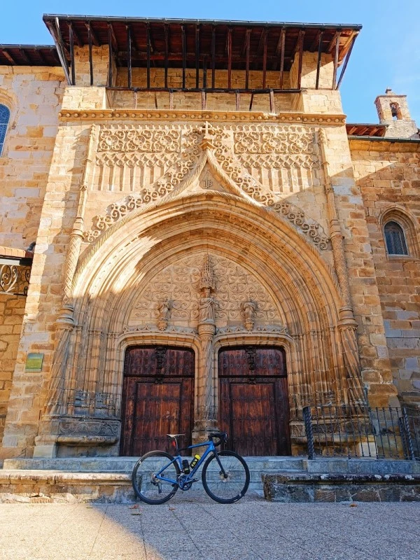 Iglesia de Santa María / Donemari Eliza