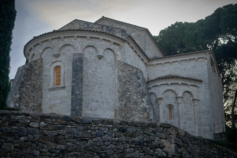 Antigua canónica de Santa Maria de Besalú