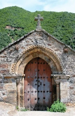 Cementerio de Cabezón de Liébana (antigua ermita románica)