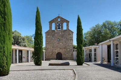 Fachada de San Pedro de Tiurana