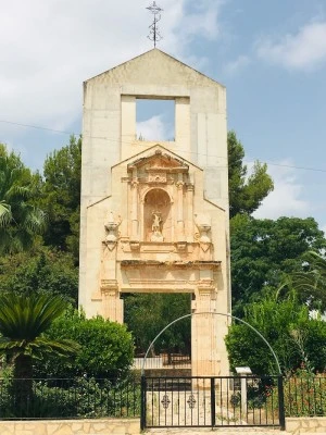 Fachada de la antigua iglesia de Tous