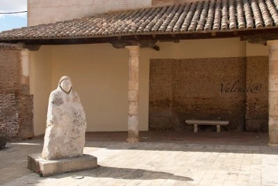 Monumento al Cardenal Cisneros.