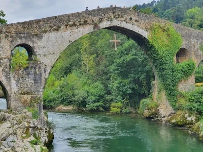 Puente medieval de Cangas de Onís/Cangues d'Onís
