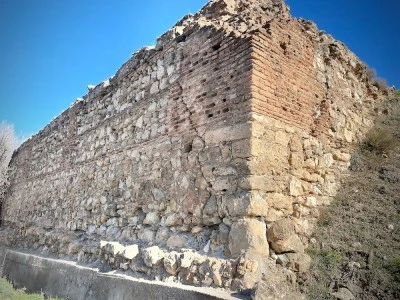 Ruinas antigua iglesia-cementerio