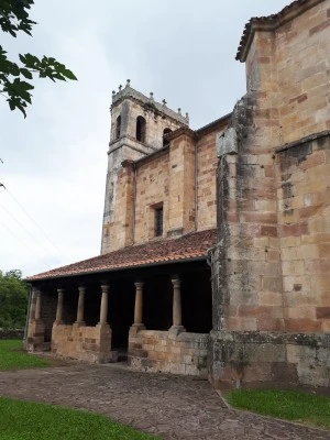 Iglesia de San Martín s. XVII . Parroquia de San Martín . Mazcuerras ( Cantabria )